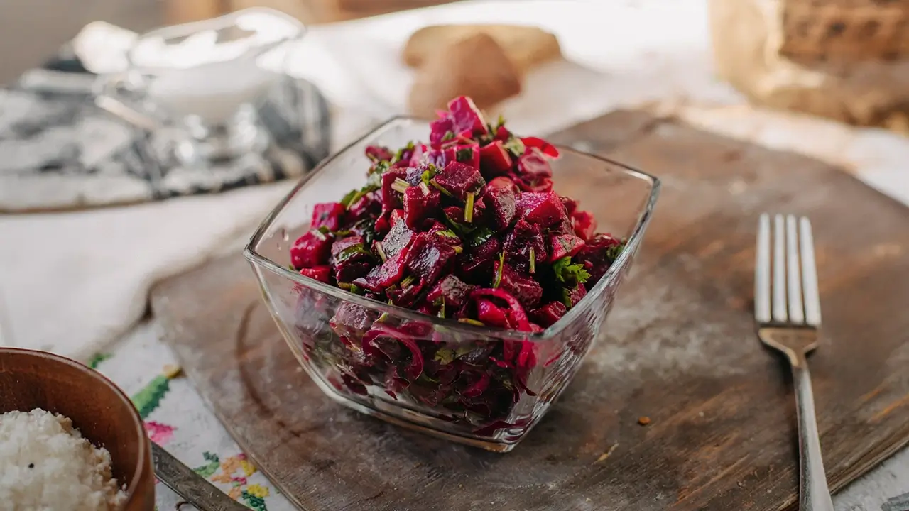 Pregnancy-friendly beetroot salad, rich in fiber, folate, and antioxidants to support heart and sugar levels.